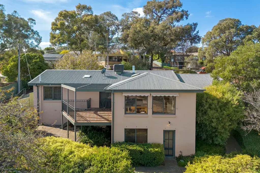 Giralang 4房  Elevated Family Living with Sweeping Views in the Heights of Giralang.