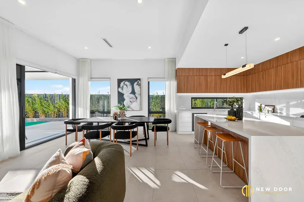 Whitlam 4 Bedroom Luxury Family Living with Premium Finishes & Basketball court!