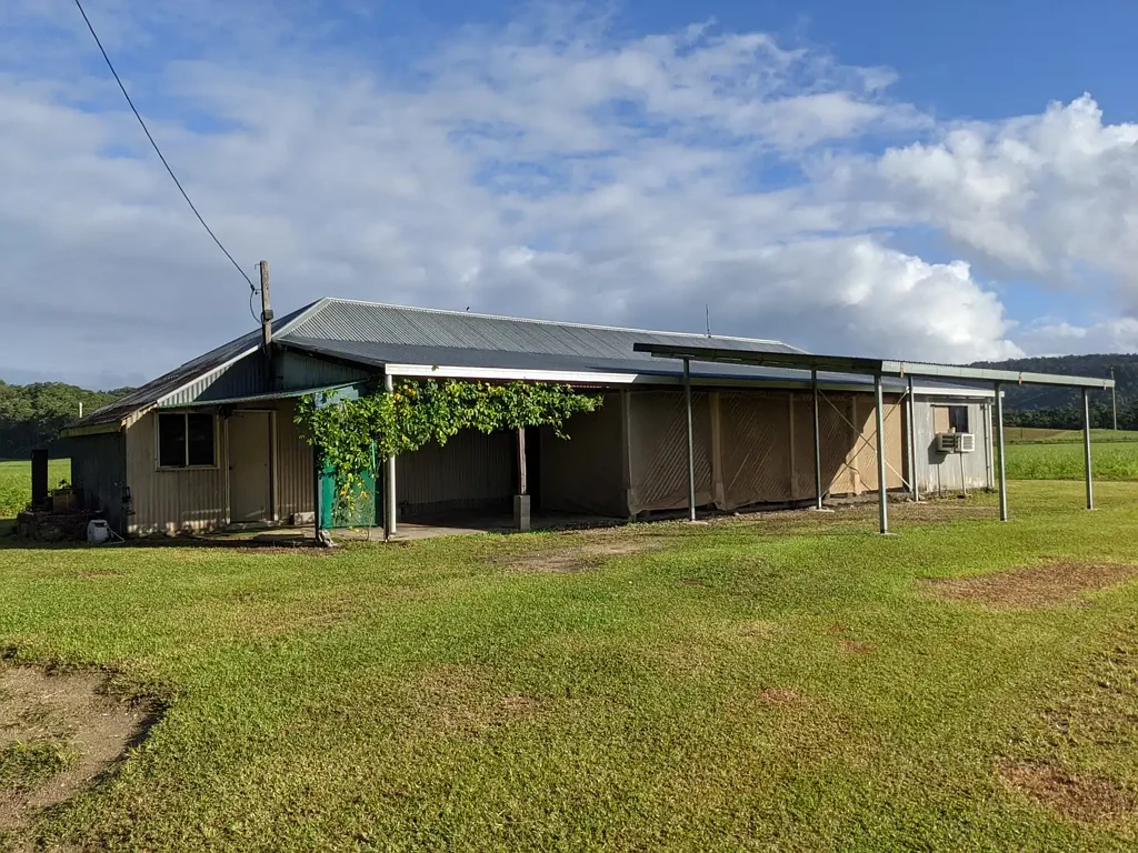 PRIVATE BARRACKS IN THE PADDOCK