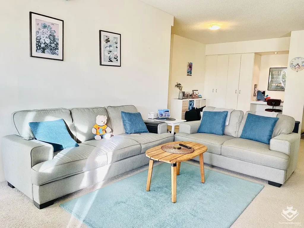 Spacious and river view apartment on the river