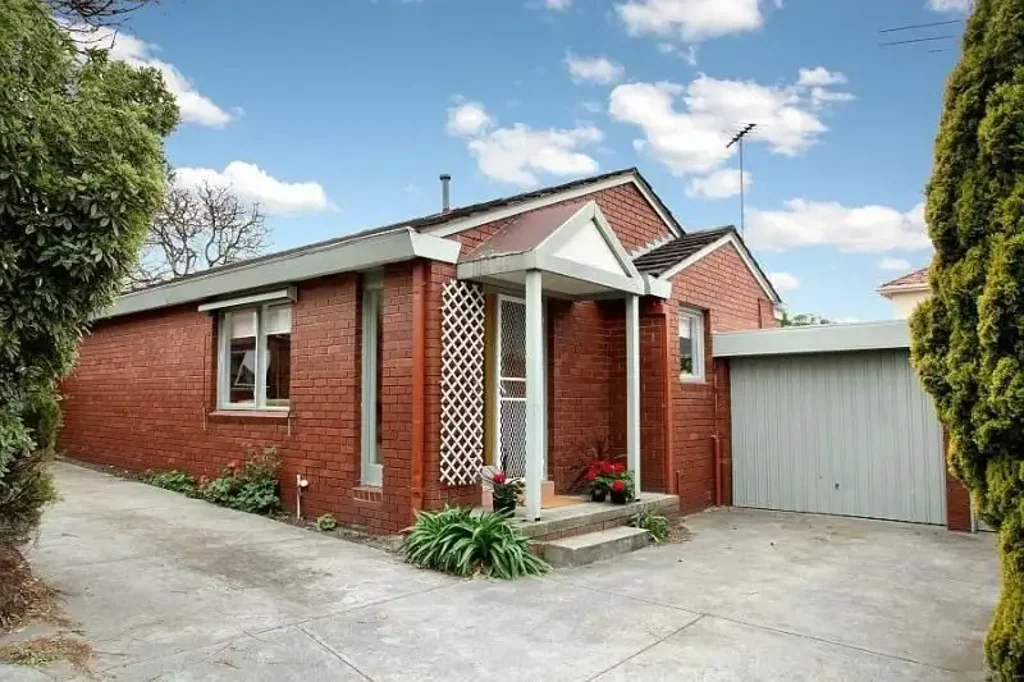Lovely 2 Bedroom Villa in a Sought-After McKinnon Location