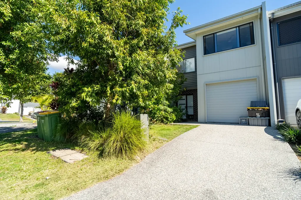 Coomera 4 Bedroom Stylish 4-Bedroom Townhouse in Coomera
