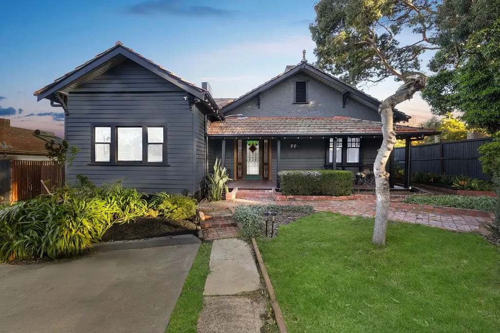 Blackburn 4房 经典风情，现代之心 - 舒适与便利的交汇 PERIOD SOUL, MODERN HEART - WHERE COMFORT MEETS CONVENIENCE