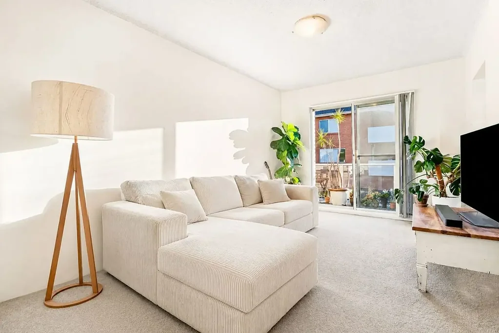 Bright north-facing apartment in coveted street