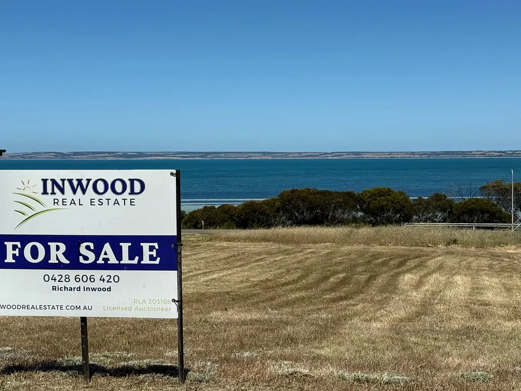 Kingscote  Excellent position, short stroll to the sea, lovely quiet neighborhood, build ready blocks. Three blocks available, 770 m2 - 870 m2 (approx.)