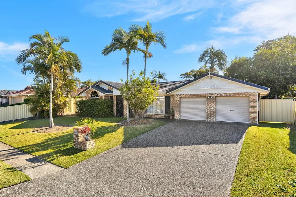 Parkinson 4 Bedroom Spacious Family Living in the Stretton State College Catchment