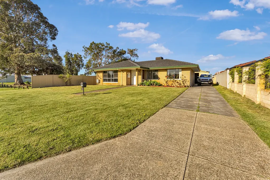 Beechboro 4房  Huge 4 Bedroom Family Home with Pool - Zoned R20/40 with Huge Backyard!