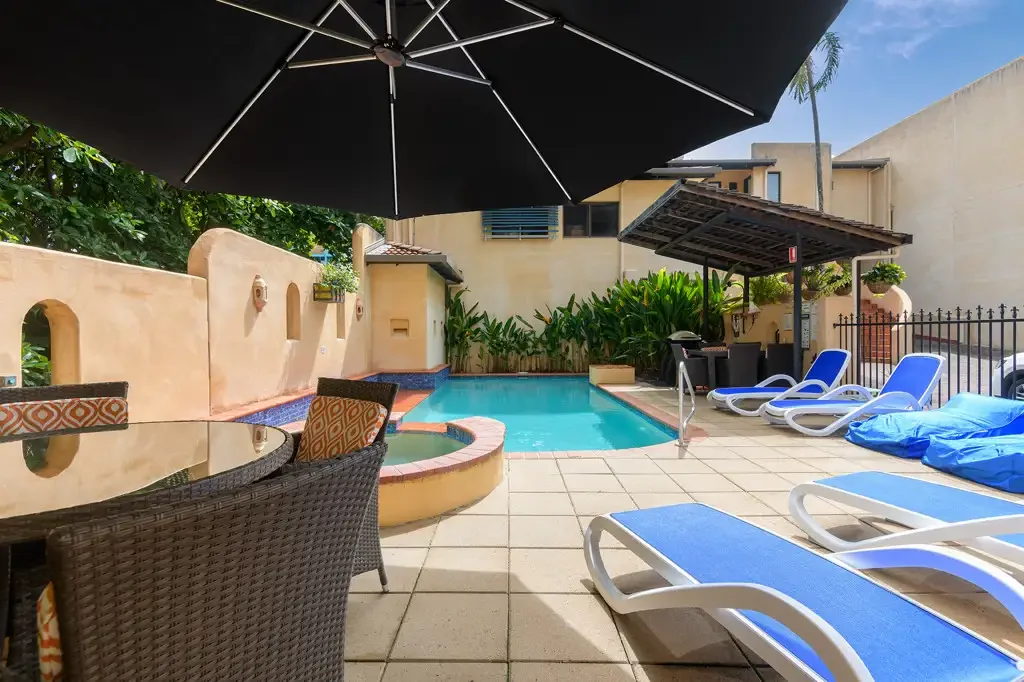 Port Douglas 1कमरा STEPS TO TOWN AND POOL. GROUND FLOOR IMMACULATE 1 BEDROOM APARTMENT