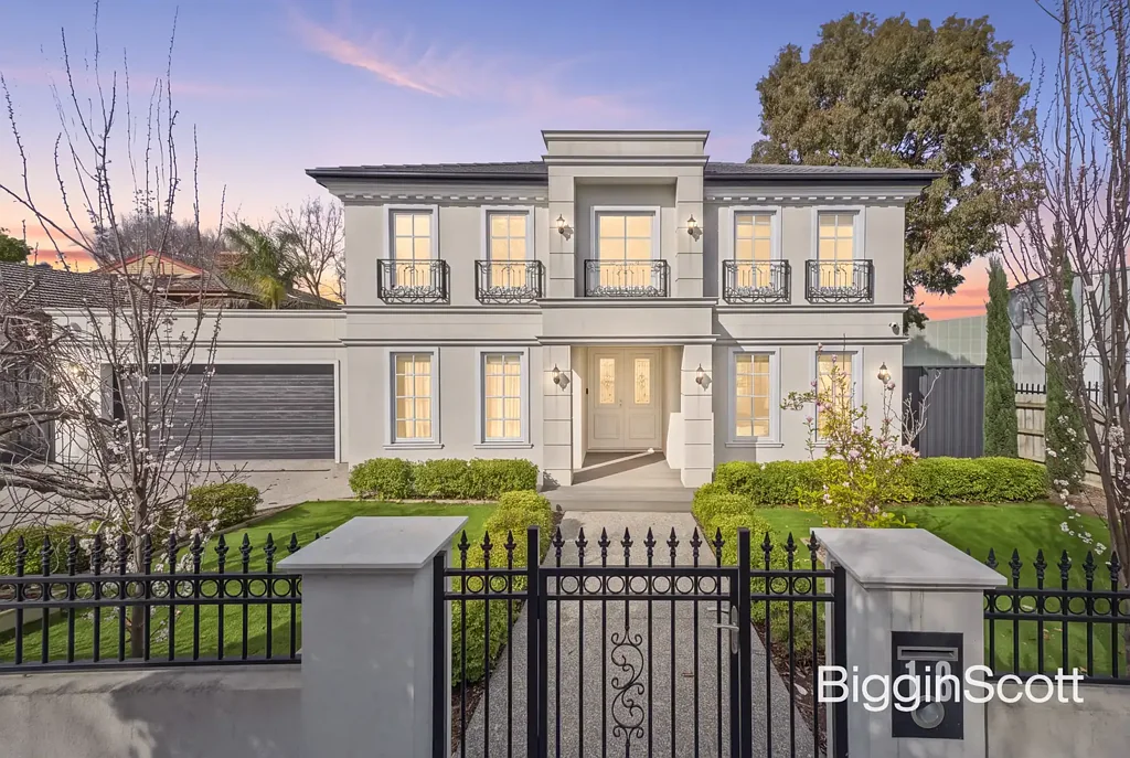 Mount Waverley 6房 Mount Waverley 备受追捧的豪华家庭住宅！ GRAND FAMILY LUXURY IN A PRIZED MOUNT WAVERLEY SETTING!