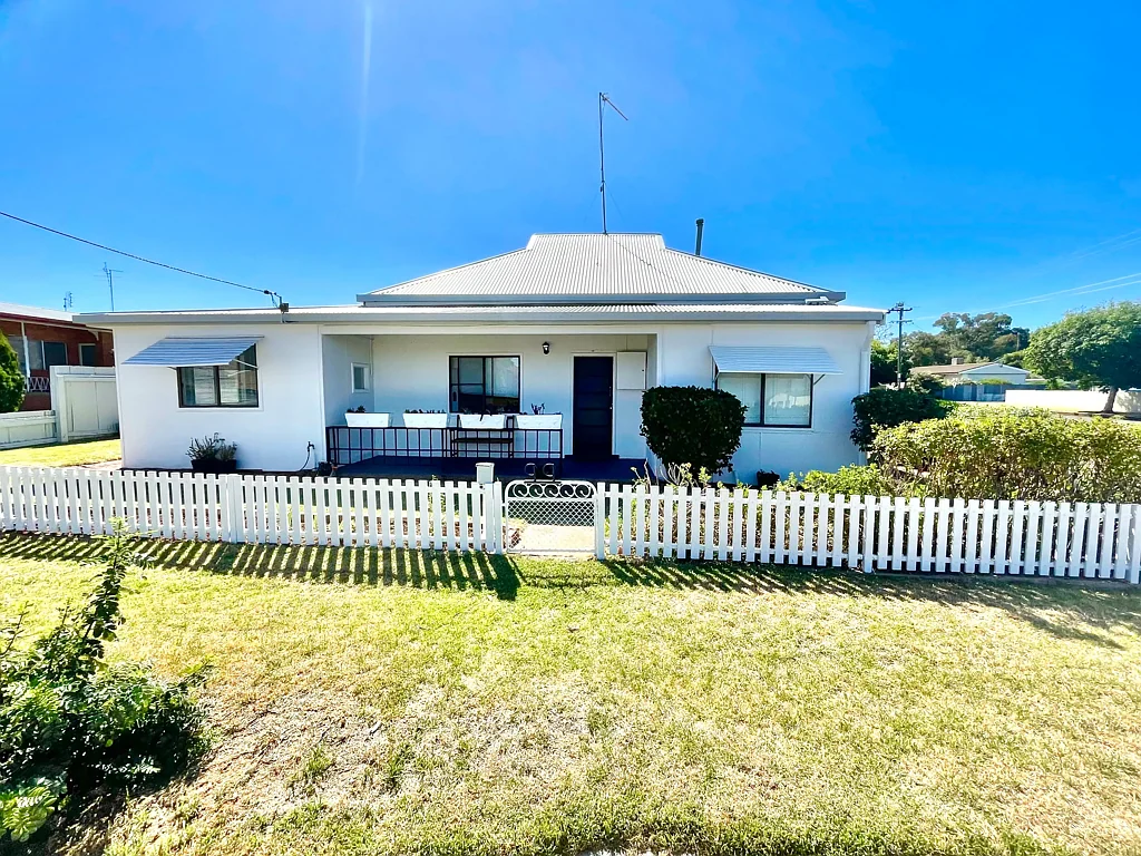 Parkes 4침실 99 Currajong Street, Parkes - Fully Renovated Family Home in a Premier Location