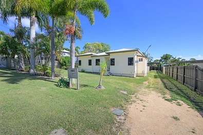 South Gladstone 3chambre Spacious Three Bedroom Home on a Large Block with Huge Shed!