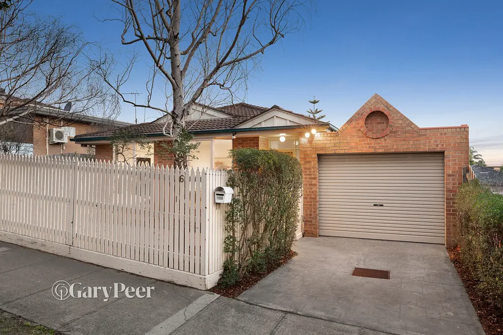 Caulfield South 3房 备受推崇的公园旁地段，宽敞单层住宅，宁静港湾 Spacious single-level sanctuary in a prized parkside position