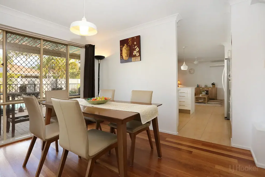 Coombabah 5Kwarto Stylish Two Storey Freestanding Home in the sought-after Runaway Lagoons