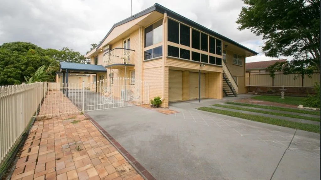 Raceview 4ห้องนอน RARE OPPORTUNITY - RACEVIEW  !!! 7000 +  m2 Development Site  is Up For Grabs With a House ...