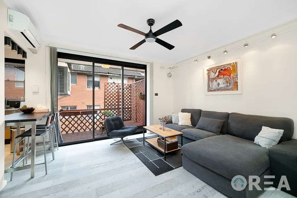 CONTEMPORARY TOP-FLOOR 2B APARTMENT WITH LOTS OF NATURAL LIGHT AND AMAZING VIEW