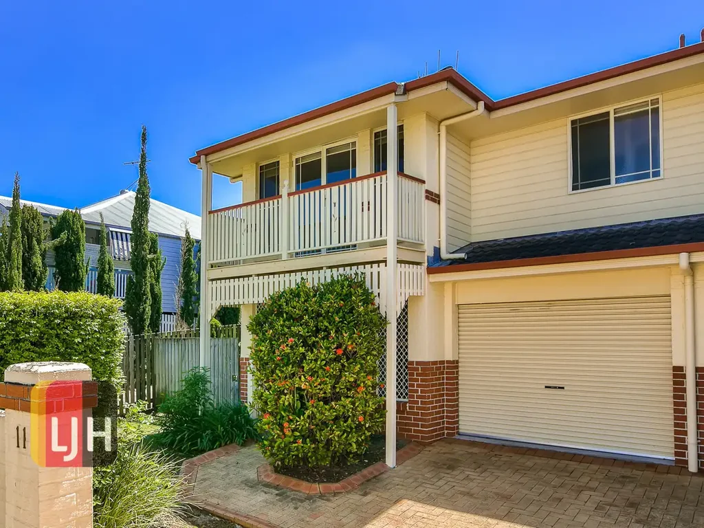 CENTRALLY LOCATED, 3 BEDROOM TOWNHOUSE!