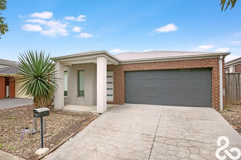 INVITING & MODERN 4 BEDROOM FAMILY HOME