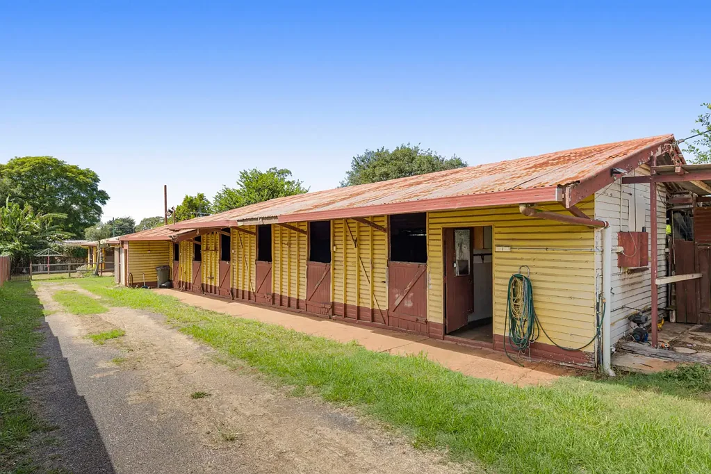 Newtown 2房 Stable Precinct分区物业 6个马厩加专用马具室 靠近Clifford Park Racecourse 灵活附加房间 实用功能稀缺价值 SUPER RARE - Stable Precinct Property - 700m from Racecourse!