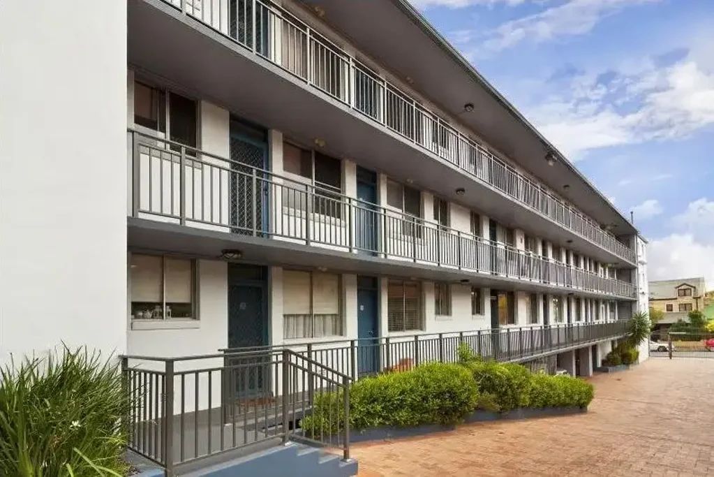 RENOVATED STUDIO APARTMENT IN NEWTOWN