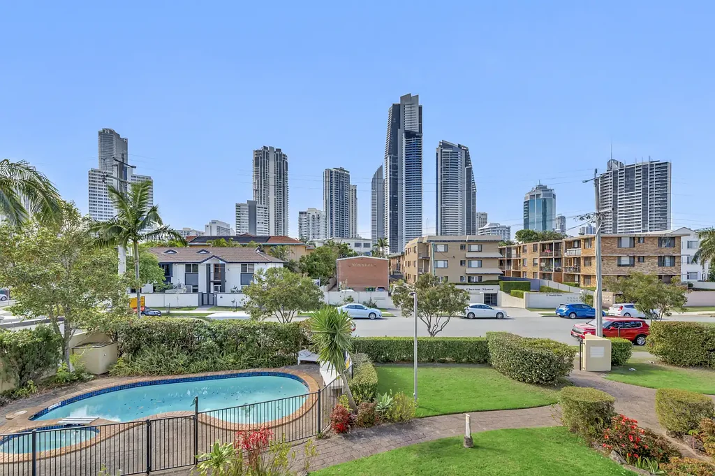 Surfers Paradise 2कमरा PRICED TO SELL - THE BEST BUY AROUND !!! SENSATIONAL HI-RISE VIEWS ... ONLY 800m TO THE BEACH