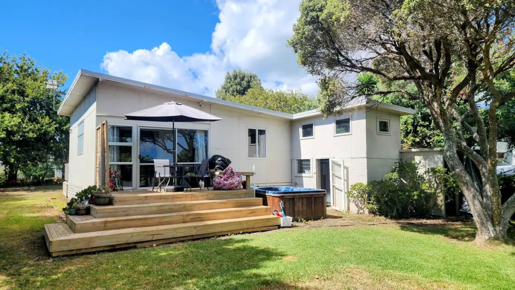 Awhitu 2Kwarto Entry Level Elevated Waterfront Bach