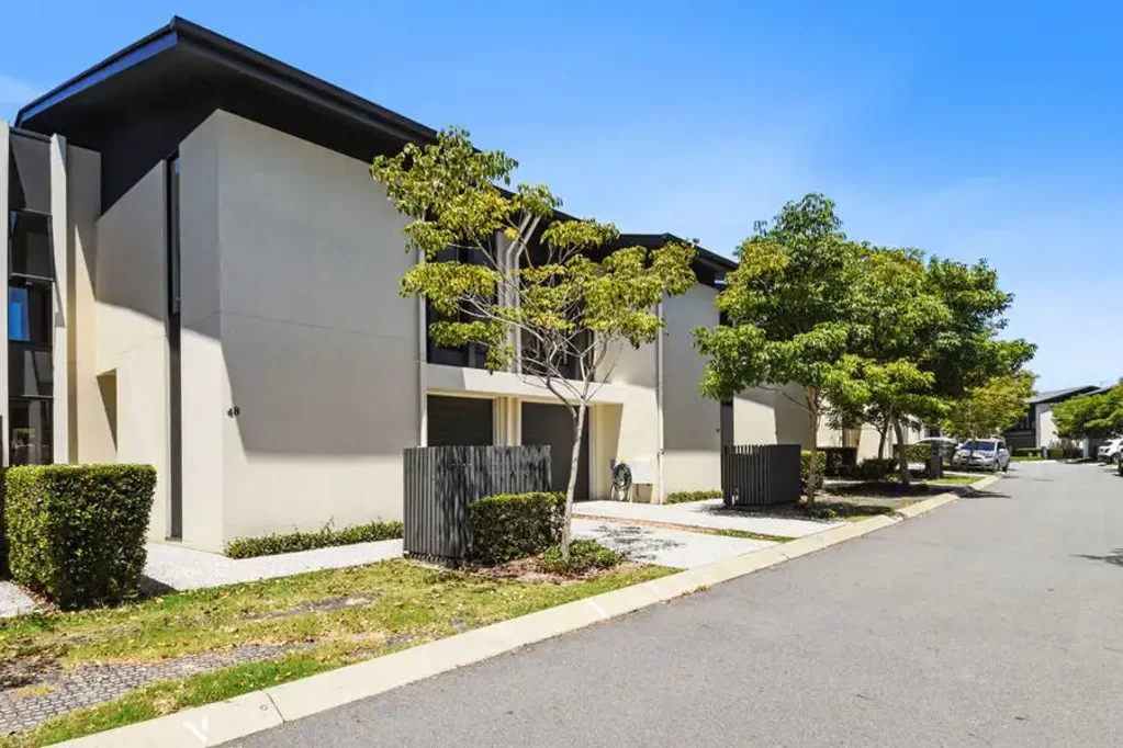 Modern townhouse-secure gated golf estate-walk to hospitals and Robina Town Centre