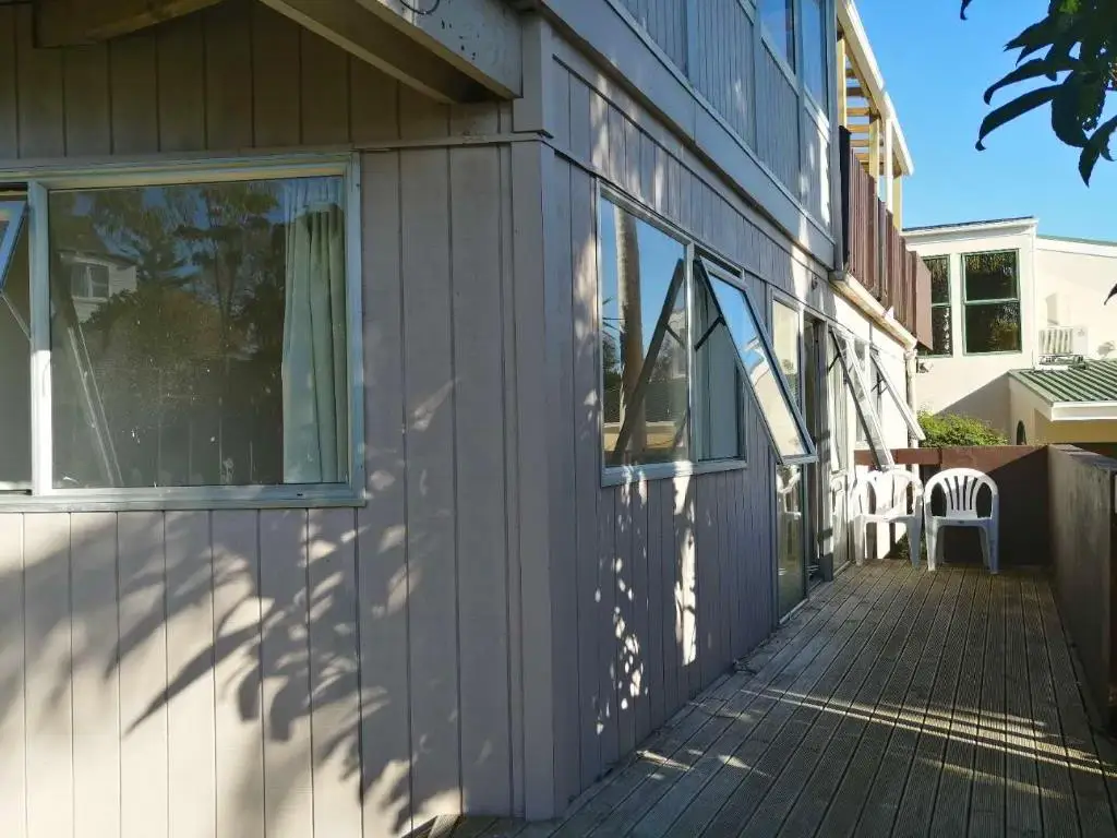 Well presents 2 bedroom unit with1 study room and 1bath room in great location.