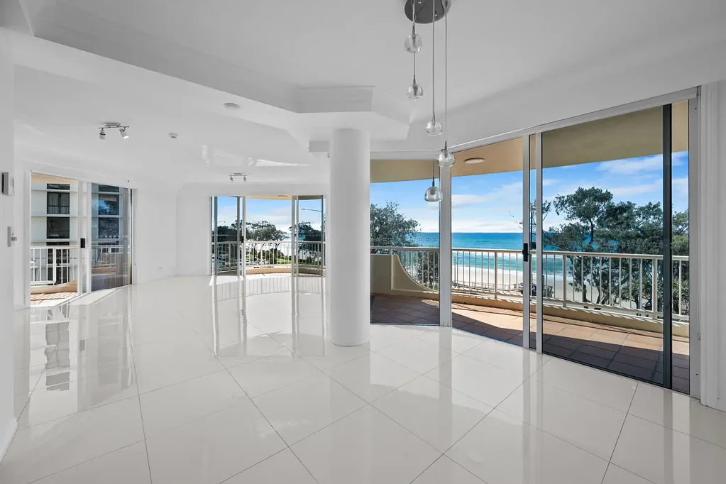 Surfers Paradise 3房  Oversized Beachfront Residence with Prime North East Aspect