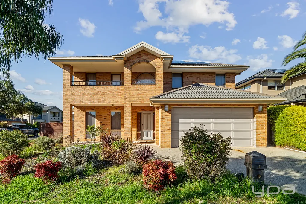 Welcome to Sanctuary Lakes - A Premier Family Home!