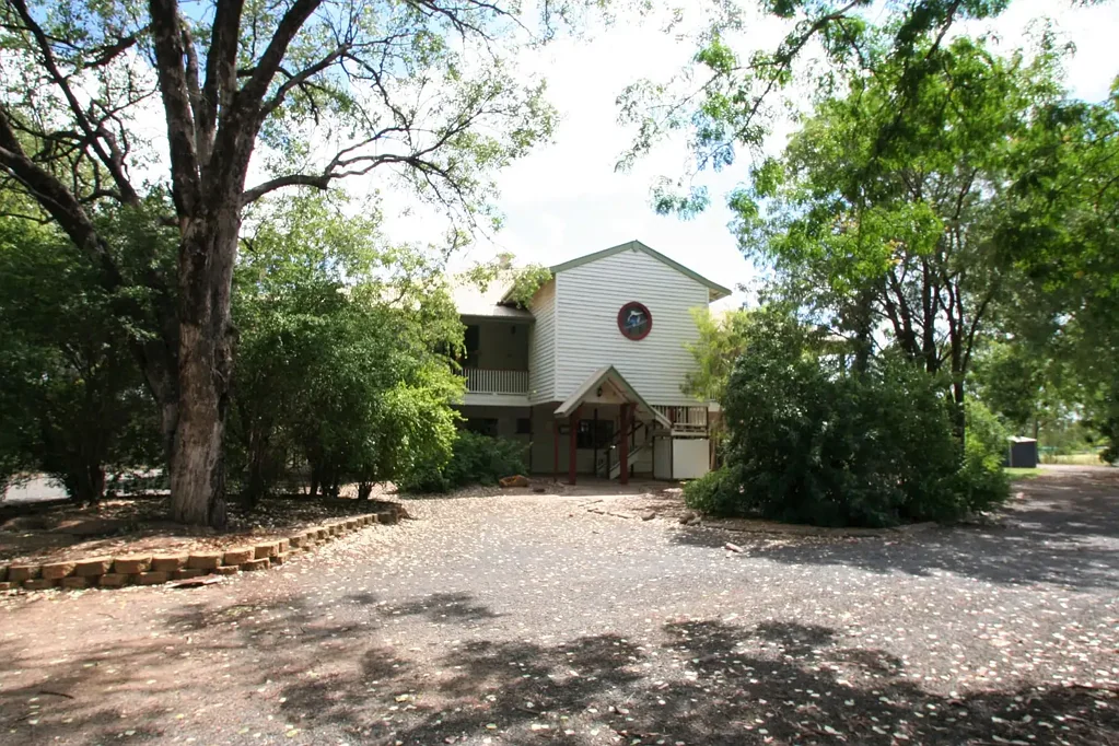 BEAUTIFUL QLDER ON ACREAGE!!