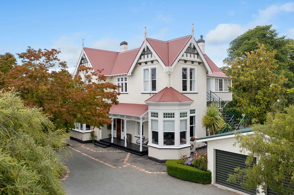 Oamaru 6房  Iconic Homestead with income - WIN WIN !!!!