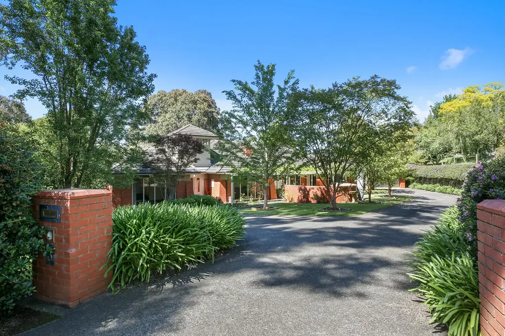 Warragul 4कमरा Architectural Home – Golf Course Location
