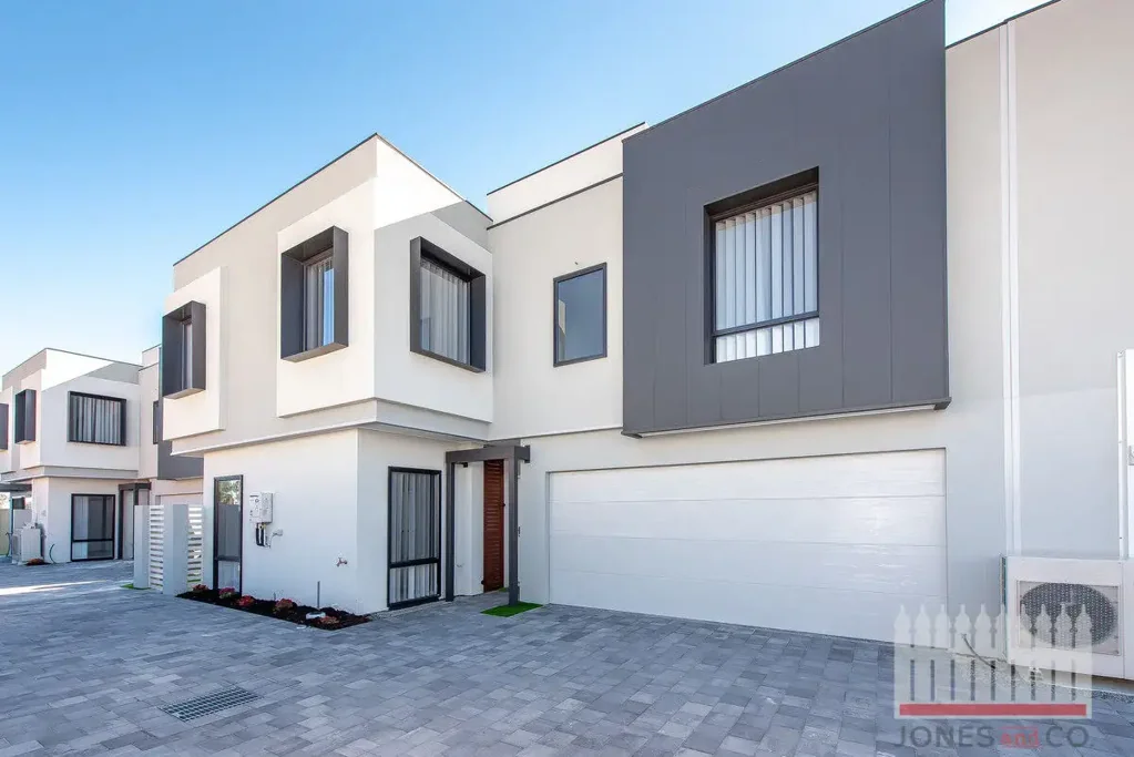 MODERN TOWNHOUSE LIVING