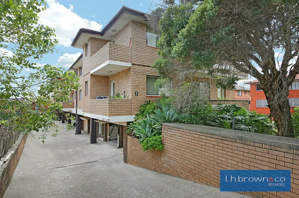 FANTASTIC LOCATION WITH LOCK UP GARAGE!!