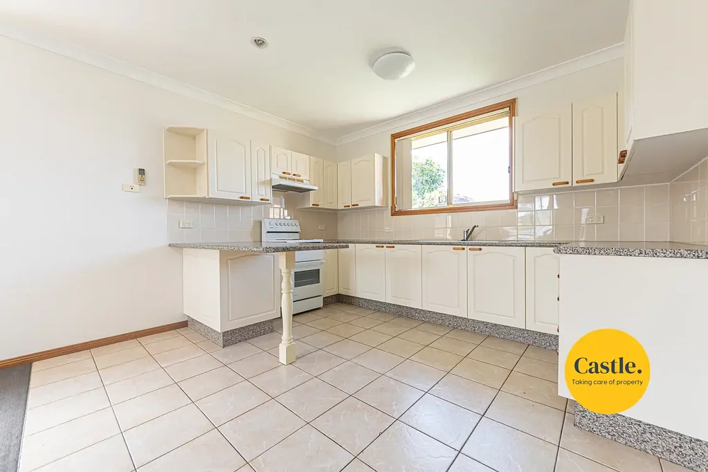 Low Maintenance Villa - Walk to Shops!