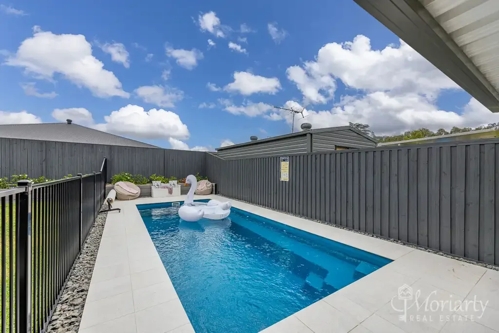 Caboolture 3બેડરૂમ Come on....Dive in!