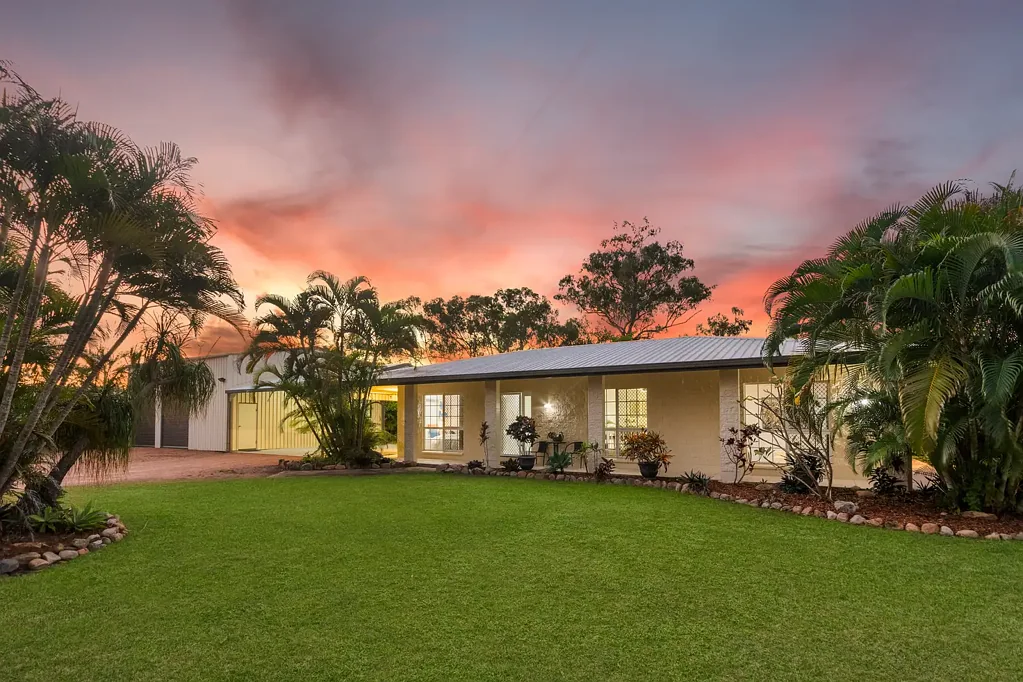 Mount Low 4Zimmer Fully Upgraded Acreage Living with Pool, Shed & Room to Grow - 3 Holly Court
