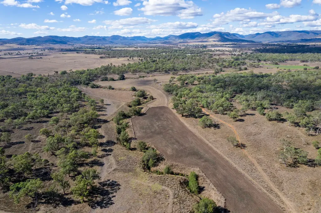 Yangan PRIME 103.9 HA RURAL HOLDING – CREEK FRONTAGE & QUALITY GRAZING COUNTRY