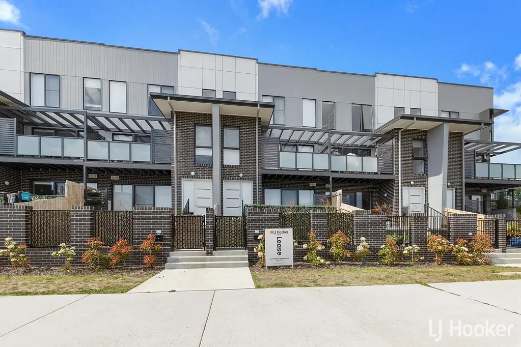 A MODERN TRI-LEVEL RETREAT