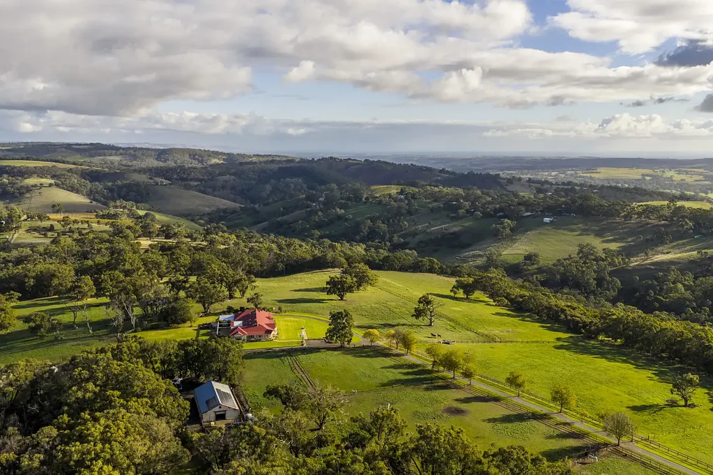 Kangarilla 'Meldana'; Solid Federation-Style Character & Horse Stables.