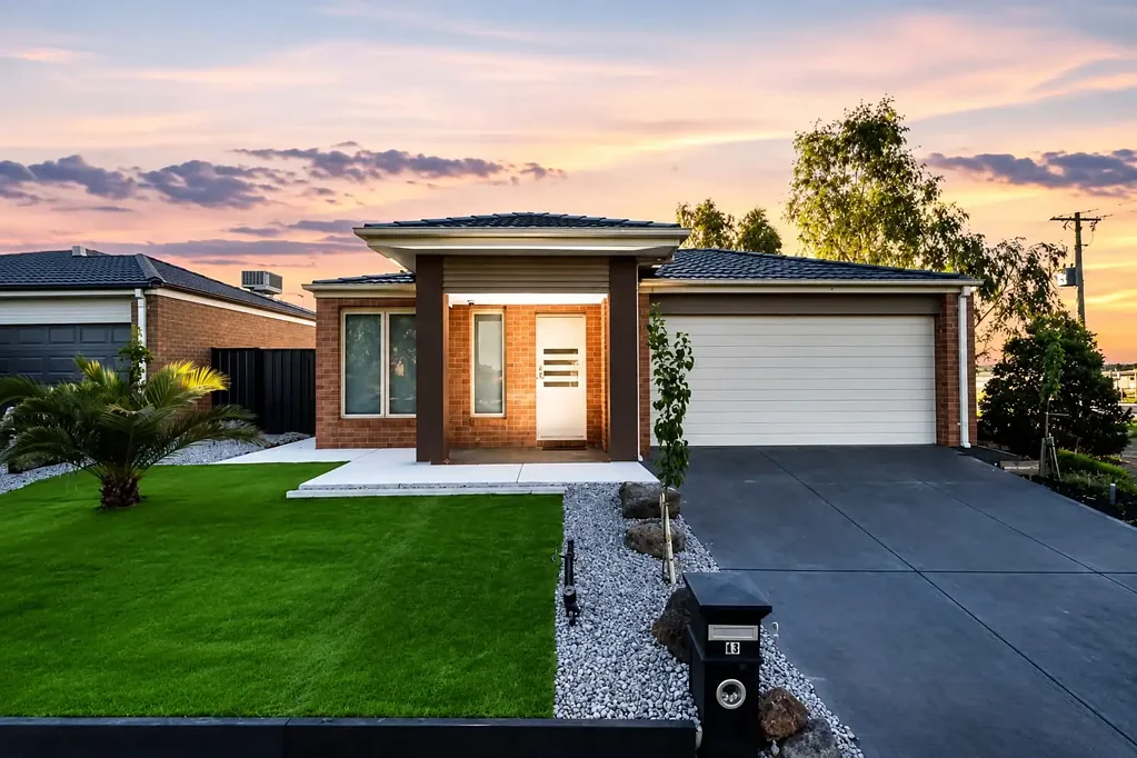Tarneit 4कमरा Prime Creek-Facing & East-Facing 4-Bedroom Family Home | 5-Minute Walk to West Tarneit Train Station, Schools, Shopping & Parks