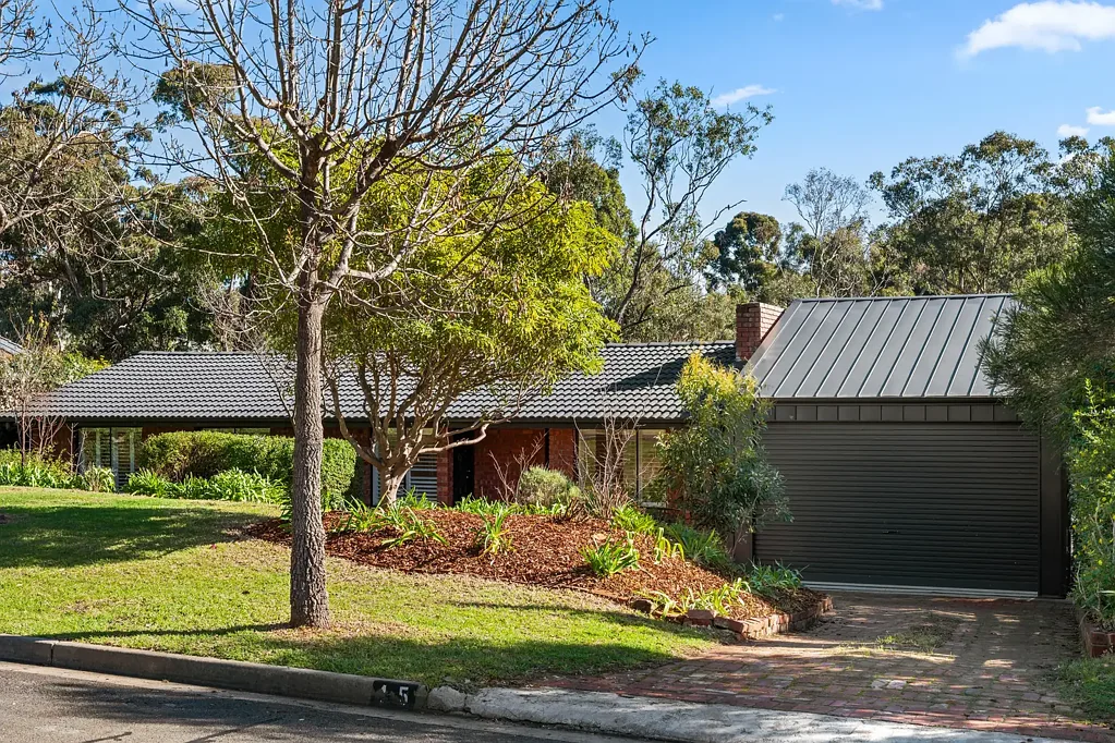 Flagstaff Hill 3 Slaapkamer A completely remodelled classic with charm, warmth and poolside perks…