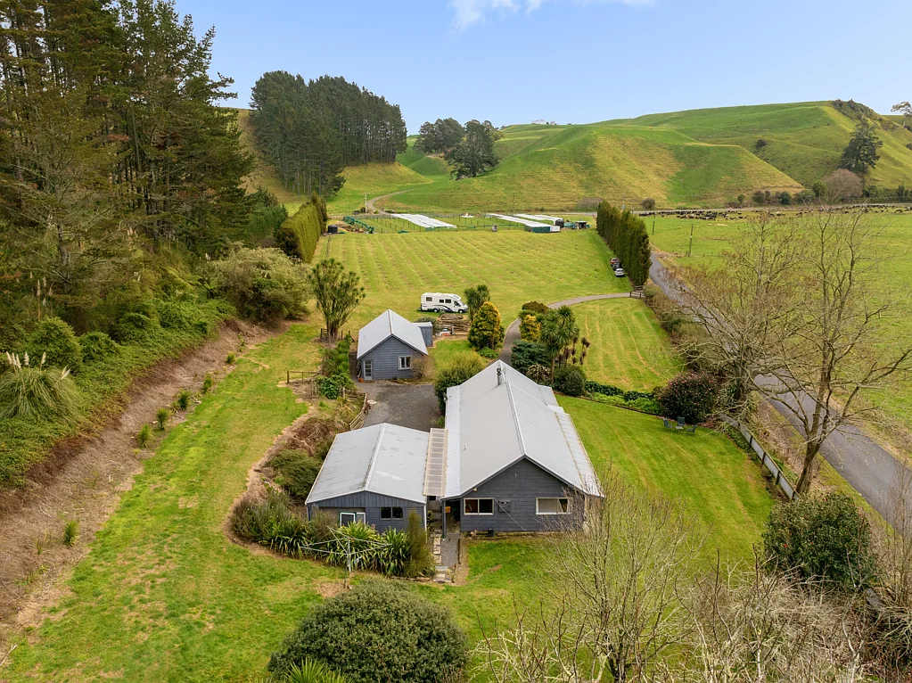 Pukehina Home and income on flat, fertile land