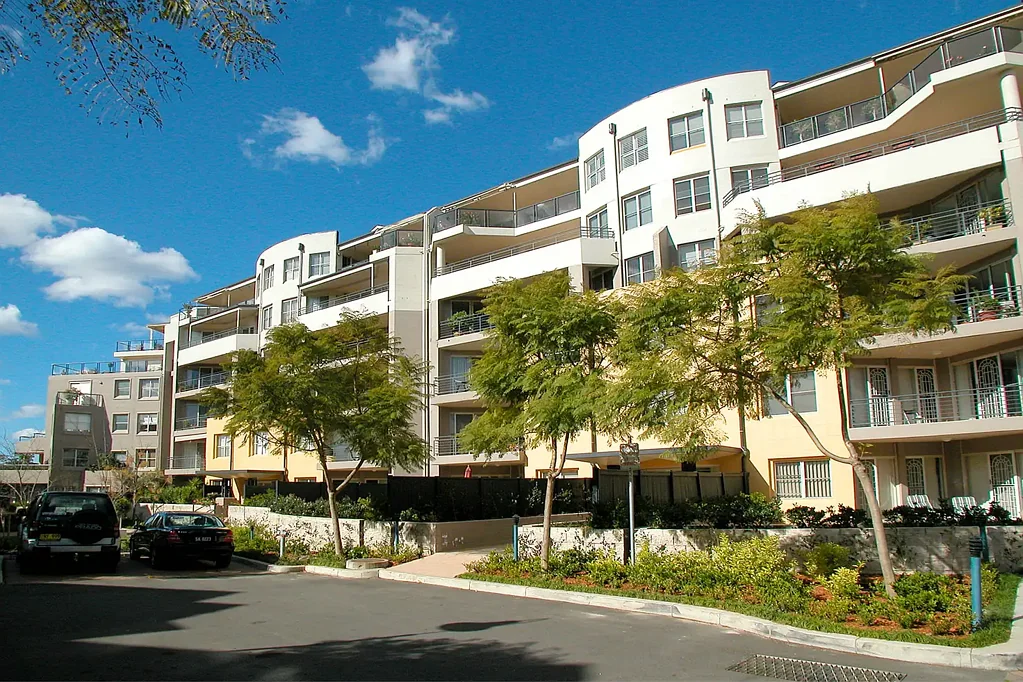 "5 POOL'S, 2 TENNIS COURTS, CLUBHOUSE, FORESHORE PARK & GYM. "
