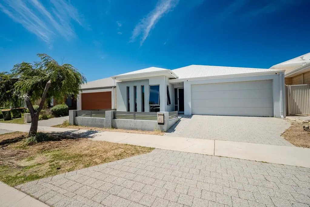 Alkimos 4房  MODERN COASTAL LIVING AWAITS!
