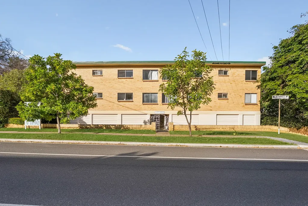 Clayfield 2房 黄金地段角落宅 107m²宽敞空间 高天花板穿堂风 更新厨卫储物足 主卧带私人阳台 异常宽敞带锁车库 步行学校咖啡馆 Neighbourhood chatter: First time offered in over 30 years, this spacious Clayfield classic is ready for its next chapter