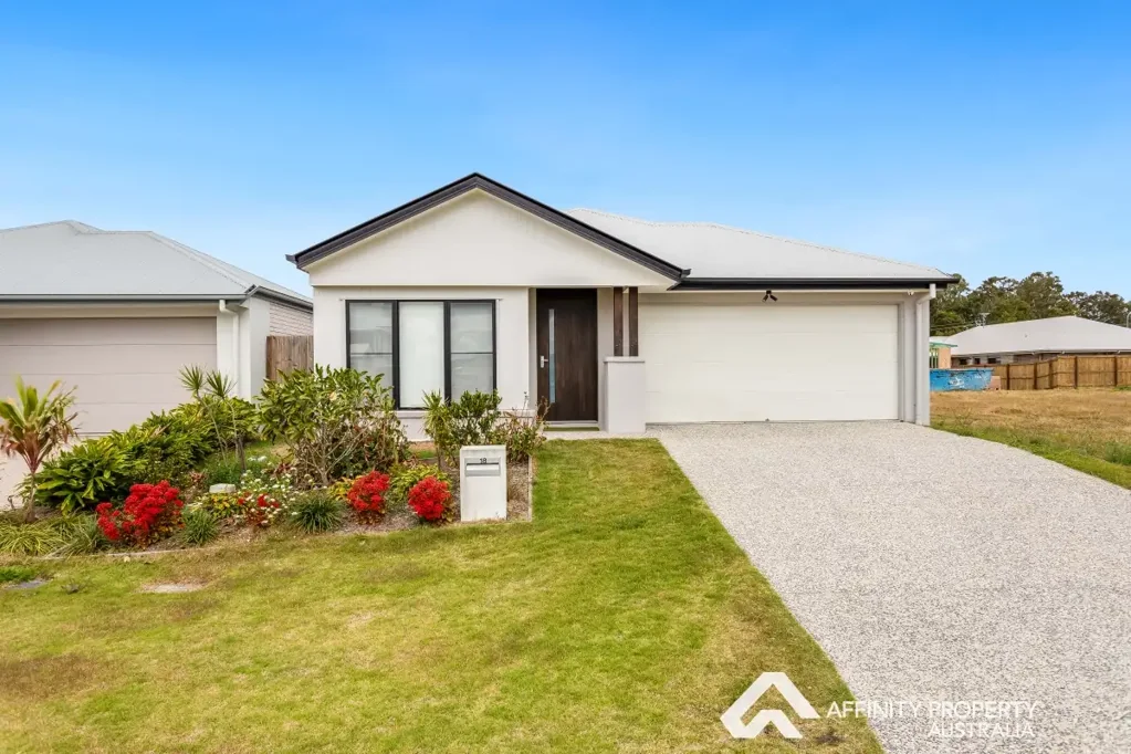 LIVE THE DREAM - Modern Family Living With Waterfront Comfort