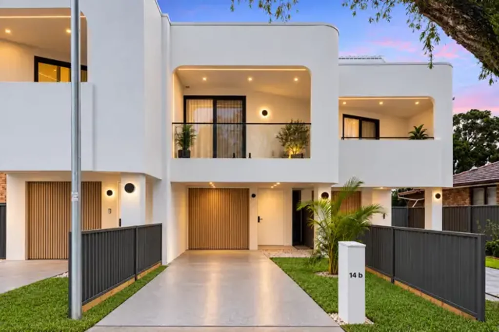Moorebank 5Phòng ngủ TRI LEVEL Luxury homes with No Strata