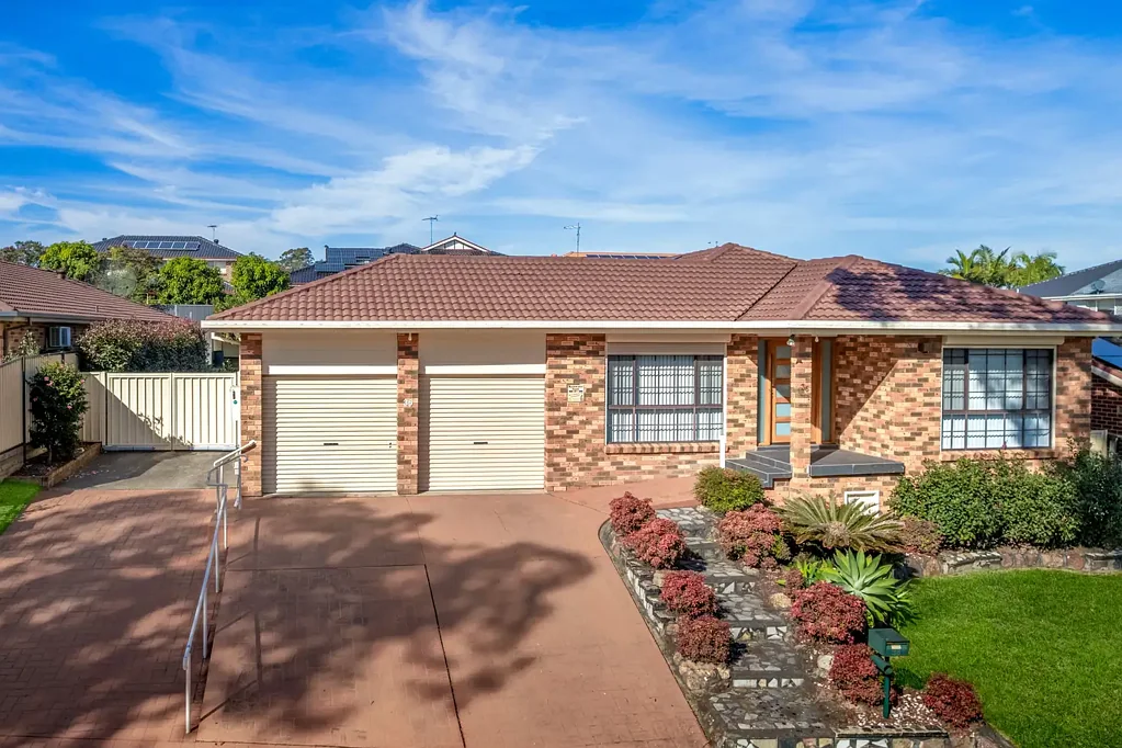 Green Valley 5Kwarto Stunning Modern Family Home in Sought-After Location!