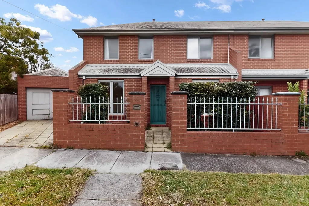 Low Maintenace Living In Great Location